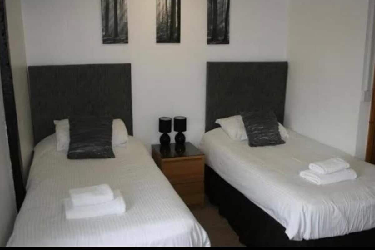 Twin Room | 1 bedroom, desk, iron/ironing board, free WiFi
