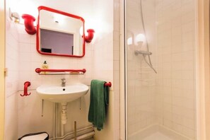 Douche, sĂšche-cheveux, serviettes fournies, savon