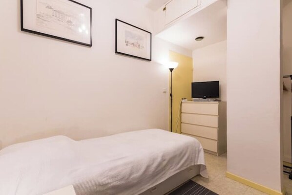 Bureau, fer et planche à repasser, lit parapluie, Wi-Fi gratuit