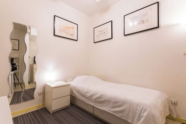 書桌、熨斗/熨衫板、可攜式嬰兒床、Wi-Fi