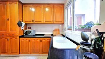 Een koelkast, een magnetron, een oven, een kookplaat