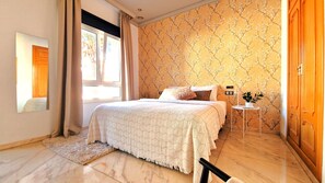 5 bedrooms, desk, iron/ironing board, travel crib
