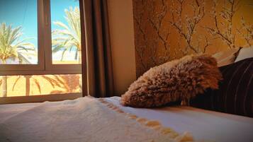 5 slaapkamers, een bureau, een strijkplank/strijkijzer, reisbedje