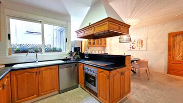 Een koelkast, een magnetron, een oven, een kookplaat