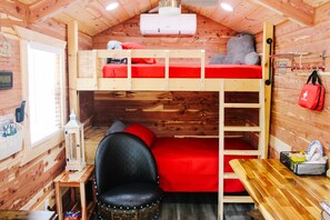 Minibar, free WiFi - #3 - Amish Built Log Cabin Fishing Hunting Camping Cabin (Toronto)