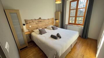 2 quartos, ferros/tábuas de passar roupa, berço de viagem