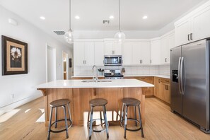 Maison mitoyenne, 4 chambres | Cuisine privée | Réfrigérateur, four, cafetière/bouilloire, grille-pain