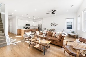 Maison mitoyenne, 4 chambres | Coin séjour | TV connectée