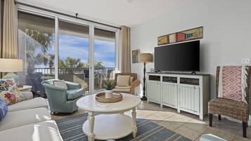 Condo, 3 Bedrooms | Living area