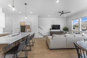 Maison en rangée, 4 chambres | Aire de séjour | Téléviseur connecté