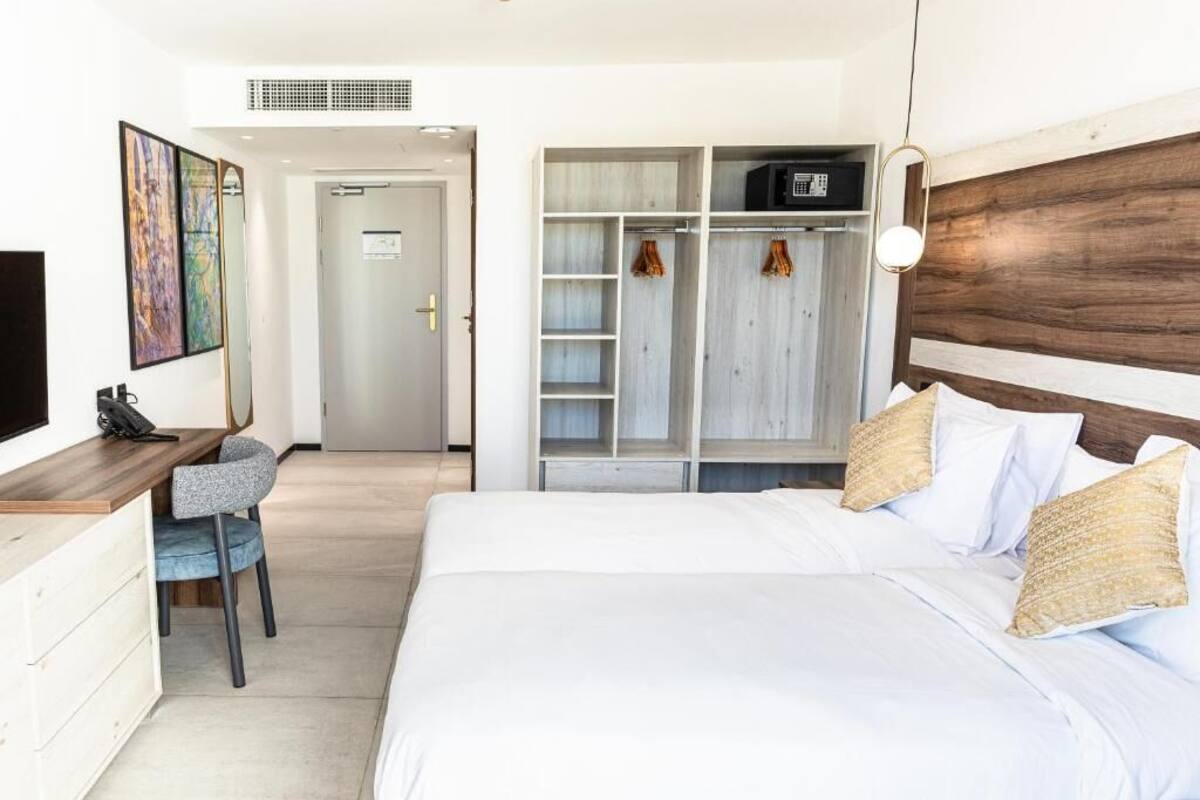 In-room safe, desk, laptop workspace, soundproofing