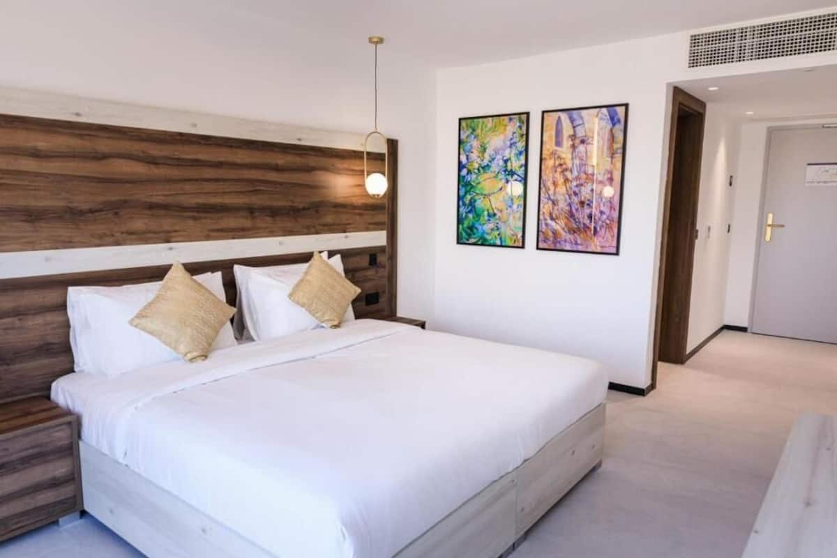 In-room safe, desk, laptop workspace, soundproofing