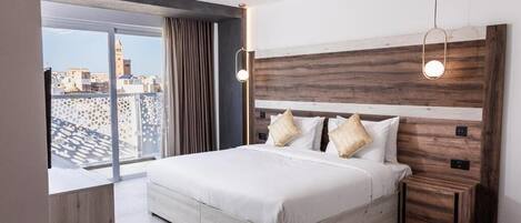 1 間睡房、房內夾萬、書桌、手提電腦工作空間