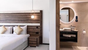 Un dormitorio moderno con cabecera de madera, una mesita de noche y una lámpara colgante.