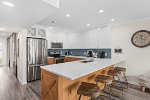 Apartamento, 3 habitaciones | Cocina privada | Frigorífico, horno, cafetera o tetera y tostadora