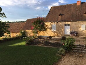 Outdoor dining - Beautiful Perigordian Falconry with private pool set among mature trees and lawn (Granges-d'Ans)