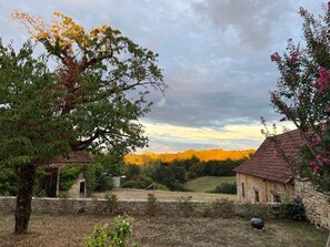 Property grounds - Beautiful Perigordian Falconry with private pool set among mature trees and lawn (Granges-d'Ans)