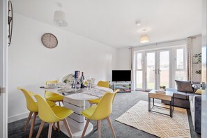 House | Dining - Folkestone Coastal Hideout With Free Parking (Folkestone)