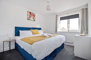 House | 2 bedrooms, iron/ironing board, free WiFi, bed sheets - Folkestone Coastal Hideout With Free Parking (Folkestone)