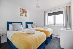 House | 2 bedrooms, iron/ironing board, free WiFi, bed sheets - Folkestone Coastal Hideout With Free Parking (Folkestone)