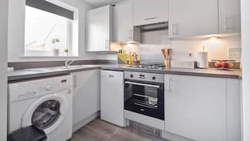 House | Private kitchen | Fridge, microwave, oven, stovetop