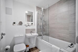 House | Bathroom | Combined shower/tub, deep soaking tub, hair dryer, towels - Folkestone Coastal Hideout With Free Parking (Folkestone)