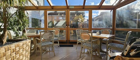 Petit déjeuner buffet servi les week-ends (12 EUR par personne)