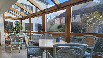 Desayuno buffet los fines de semana (EUR 12 por persona)