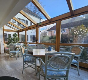 Petit déjeuner buffet servi les week-ends (12 EUR par personne)