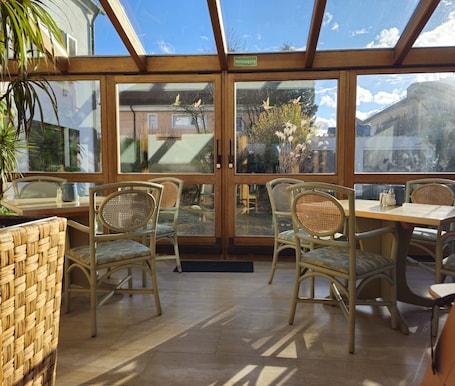 Desayuno buffet los fines de semana (EUR 12 por persona)