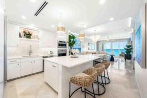 Microondas, horno, placa de cocina y lavavajillas