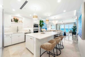 Mikrowelle, Ofen, Herdplatte, Geschirrspüler