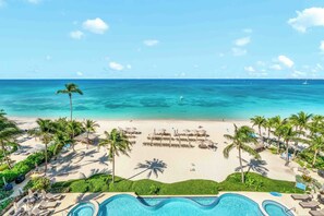 Na praia, espreguiçadeiras, toalhas de praia 