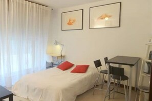 Desk, iron/ironing board, travel crib, free WiFi - Large studio in the historic 2 TVA district of Grenoble city center (Grenoble)