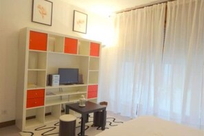 Desk, iron/ironing board, travel crib, free WiFi - Large studio in the historic 2 TVA district of Grenoble city center (Grenoble)