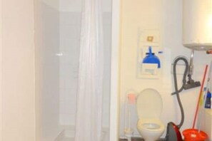 Shower, hair dryer, towels, soap - Large studio in the historic 2 TVA district of Grenoble city center (Grenoble)