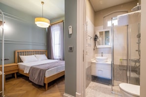 Suihku, hiustenkuivaaja, pyyhkeet, saippua