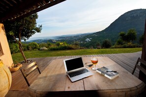 Outdoor dining - Villa With Private Pool, Sea Views And Mountains Views (Saint-Jeannet)