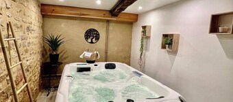 Charming house for 14, pool and indoor hottub