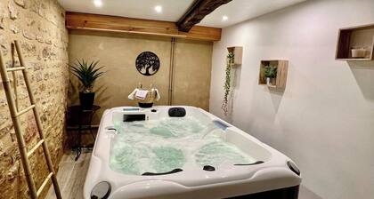 Charming house for 14, pool and indoor hottub