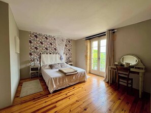 7 bedrooms, iron/ironing board, WiFi