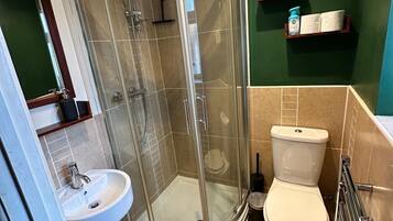 Een douche, een haardroger, handdoeken, toiletpapier