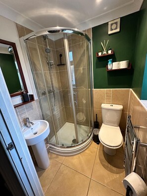 تجهيزات دش، مجففات شعر، مناشف، ورق حمّام