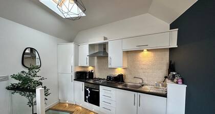 Central Cardiff, stylish house, (sleeps up to 4)