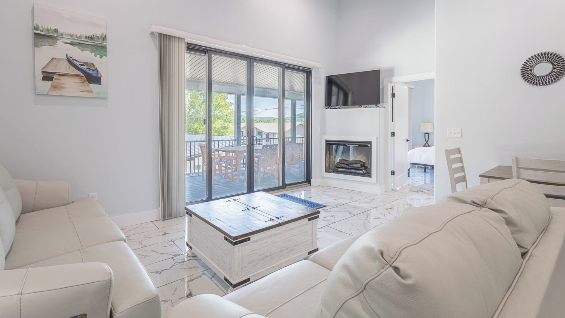 TV connectée, cheminée, jeux vidéo, baby-foot