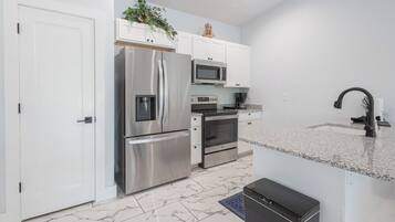 Réfrigérateur, micro-ondes, four, plaque de cuisson