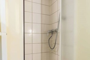Shower, hair dryer, towels, soap - Charming studio under the roof in Grenoble city center (Grenoble)