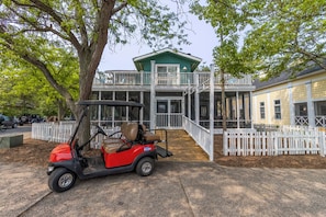 Property grounds - Beachwalk Resort Main & Guest House for 21 w/Golf Cart (Michigan City)