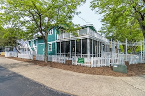 Exterior - Beachwalk Resort Main & Guest House for 21 w/Golf Cart (Michigan City)