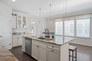 Fridge, microwave, oven, stovetop - Ocean View Beach Club - Bennetts (Ocean View)